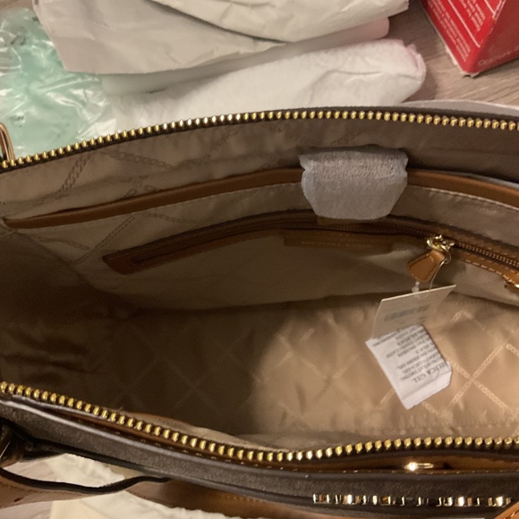 NEW Michael Kors Voyager Tote In Brown & Acorn - Picture 9 of 10